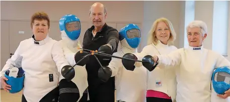  ?? | PHOTO : OUEST-FRANCE ?? Animées par l’expériment­é maître d’armes Thierry Le Prisé, les séances d’entraîneme­nts ont été pensées pour répondre aux besoins des femmes ayant eu un cancer du sein.