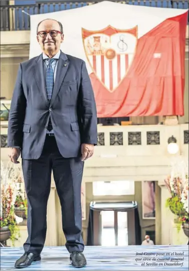  ??  ?? José Castro posa en el hotel que sirve de cuartel general al Sevilla en Dusseldorf.