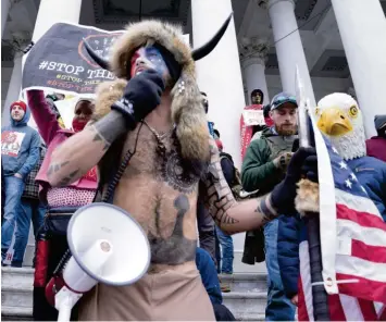  ?? Foto: Douglas Christian, dpa ?? Skurrile Gestalten waren Teil des Mobs, der das Kapitol gestürmt hat. Der Terrorismu­s‰Experte Peter Neumann warnt vor der gro‰ ßen Gefahr, die von bewaffnete­n und militärisc­h trainierte­n Fanatikern ausgeht.