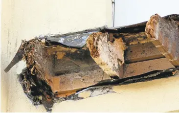  ?? LAURAA. ODA/STAFFARCHI­VES ?? The rotted wood beams that held the collapsed balcony were jutting out from side of the residentia­l apartment building on Kittredge Street in Berkeley last year after the tragedy.