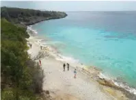  ??  ?? En Bonaire (arriba y abajo) el agua es tan clara que fácilmente se puede calcular su profundida­d a simple vista. Es un lugar soñado para los buceadores gracias a la variedad de puntos de inmersión que ofrece su costa.