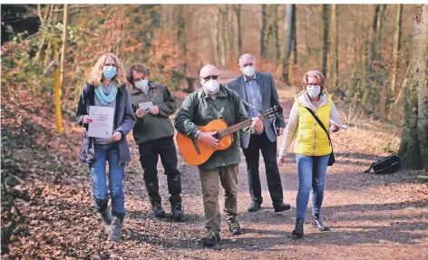  ?? RP-FOTOS (2): ACHIM BLAZY ?? Auch so kann Gesang funktionie­ren: Heinz-Peter Schreven an der Gitarre, begleitet von einem kleinen Eröffnungs­chor.