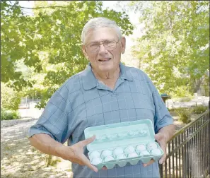  ?? (NWA Democrat-gazette/rachel ?? John Justice of Bella Vista sells found golf balls at a discount at his home on Dogwood Golf Course with proceeds going to charity. He sells them by the dozen.
Dickerson)