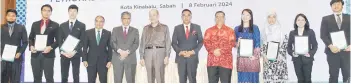  ?? ?? Grant recipients posing wth Hajiji (sixth left), Bacho (fifth left), Sabah State Secretary Datuk Seri Panglima Sr Haji Safar Untong (sixth right) and others.