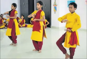  ?? GAYATRI JAYARAMAN /HT PHOTO ?? Sai Charan with his classmates at the Telangana Social Welfare Residentia­l Educationa­l Institutio­n.