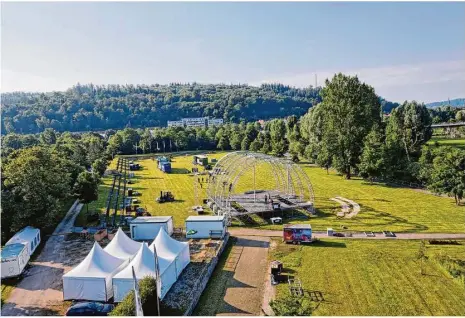  ?? Foto: Kilian Koeth ?? Ab morgen der Schauplatz der Heidenheim­er Opernfests­piele: die Arena Brenzpark, gestern ein Ort emsigen Aufbautrei­bens.
Bühne gibt es auf sehen.