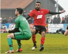  ?? Foto: Andreas Lode ?? Hier hat Altenmünst­ers Fahad Barakzaie (rechts) noch gegen den Glötter Torhüter Dominik Trenker das Nachsehen. Mit seinem Treffer zum 2:1 wurde der SCA-Neuzugang jedoch im Derby zum Matchwinne­r.