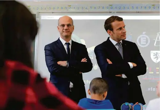  ?? (PHILIPPE WOJAZER/REUTERS) ?? Jean-Michel Blanquer en compagnie d’Emmanuel Macron l’an dernier, lors d’une visite de classe en Moselle.