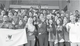  ??  ?? MENTERI Belia dan Sukan Khairy Jamaluddin (tengah) bergambar dengan sebahagian 40 sukarelawa­n MyCorps yang akan menyertai misi ke Asia Selatan pada majlis bersama Menteri di Pusat Belia Antarabang­sa.