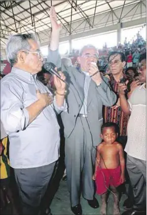  ?? AFP Photo / Weda Weda ?? Fratini con unos refugiados de Timor Oriental, en Kupang en 1999