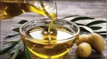  ??  ?? Olive oil helps your body absorb the fat-soluble vitamins and antioxidan­ts.
