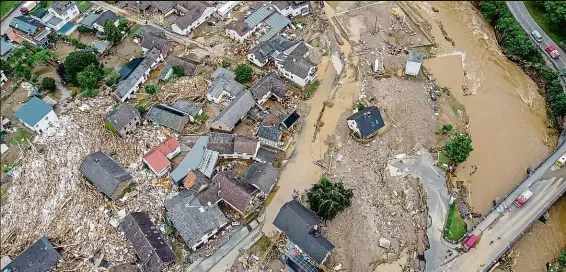  ?? Foto: ČTK ?? Mnoho desítek mrtvých. Po silných bouřkách v Německu a katastrofi­ckých záplavách je nejméně 58 mrtvých, ale až 30 lidí se podle policie v noci na dnešek pohřešoval­o. Hustý déšť a bleskové povodně zaplavily řadu obcí, mnoho domů úplně smetly. Německá kancléřka Angela Merkelová vyjádřila soustrast pozůstalým.