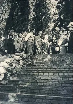  ??  ?? Les autoritats en l’acte simbòlic de la demolició del mur