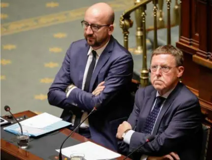  ?? FOTO BELGA ?? Premier Charles Michel moest veel vragen beantwoord­en over de onduidelij­kheid van de bijverdien­sten van politici zoals Kamervoorz­itter Siegfried Bracke. De eerste minister wil grote kuis houden in de wildgroei aan politieke en publieke mandaten en de...