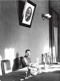  ?? EFE ?? Iósif Stalin. Esta fotografía de James Abbe fue tapa del New York Times y de la revista Life.