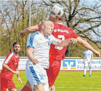 ?? FOTO: ALEXANDER HOTH ?? Daniel Di Leo (vorne, hier im Spiel gegen Weingarten) und der VfB Friedrichs­hafen sind zu unkonstant, um ganz vorne dabei zu sein.