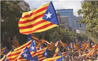  ?? PAU BARRENA AGENCE FRANCE-PRESSE ?? Les Catalans ont défilé dans les rues lundi à l’occasion de leur fête nationale.