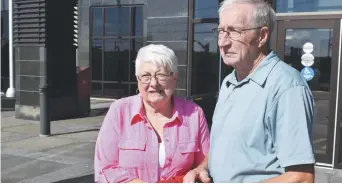  ??  ?? Edith et Wayne Matchett, de Miramichi, ont connu la peine imposée au meurtrier de leur petit-fils, jeudi. - Acadie Nouvelle: Alexandre Boudreau