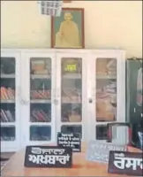  ?? HT PHOTO ?? A portrait of Mahatma Gandhi on top of cupboards that remain locked, at Gandhi Library, Tarn Taran, on Monday, October 2, his birth anniversar­y.