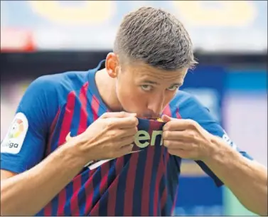  ??  ?? YA BESA EL ESCUDO. Lenglet, en su presentaci­ón en el césped del Camp Nou.