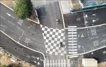  ?? (Photo drone S. B.) ?? Le bus-tram poursuit actuelleme­nt son tracé jusqu’au rond-point de la Croix-rouge.