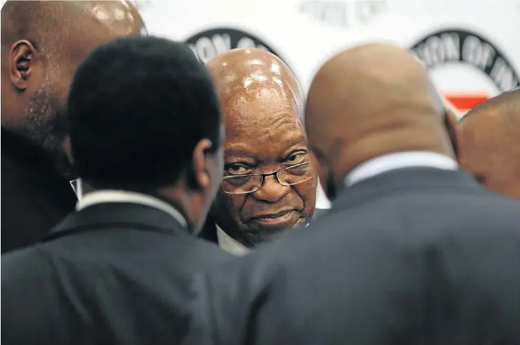 ?? Picture: Alaister Russell ?? FLAILING Former president Jacob Zuma talks to his legal counsel at the Zondo commission of inquiry into state capture in Parktown, Johannesbu­rg, this week.