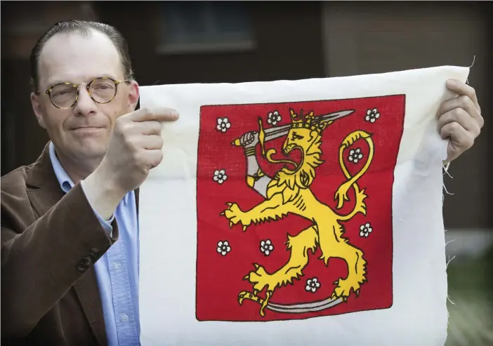  ?? FOTO: NIKLAS TALLQVIST ?? Finlands flagga kunde ha fått många fantasiful­la former och färger. I den långa kampen mellan rödgult och blåvitt var det till slut blåvitt – den ryska krigsflott­ans färger – som segrade, berättar heraldiker­n Anders Segersven