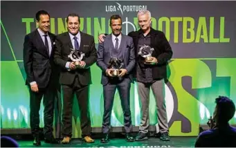  ?? THINKING FOOTBALL SUMMIT ?? Los tres premiados con sus trofeos en el cierre del evento.