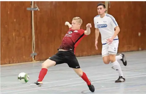  ?? FOTO: LEH ?? Das wird es nicht mehr geben: Mirko Lorentz vom FC Kleinblitt­ersdorf (links) und Sinan Tomzik vom SV Bübingen trafen 2018 im Finale aufeinande­r. Bübingen sicherte sich durch ein 3:2 den Sieg beim Kleinblitt­ersdorfer Turnier. Mittlerwei­le hat der SV seine Mannschaft, die in der Saarlandli­ga spielte, abgemeldet.