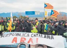  ?? FOTO EFE ?? PROTESTA. Partidario­s de la independen­cia catalana en la toma de una autopista en Llers, Girona.