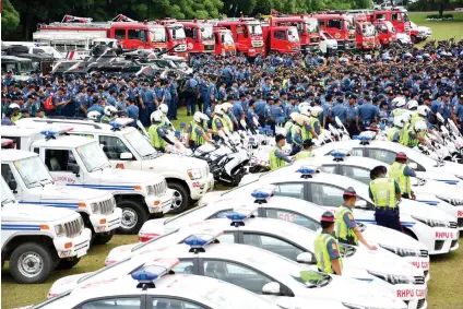  ?? SUNSTAR FOTO / ALLAN CUIZON ?? IT TAKES A VILLAGE. As financial ministers and bankers tackle the banking integratio­n framework for the Associatio­n of Southeast Asian Nations, this many police officers and emergency workers are on hand to respond to any need that may arise.