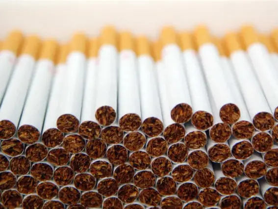  ??  ?? The merger will create the world’s biggest cigarette company (newscast)