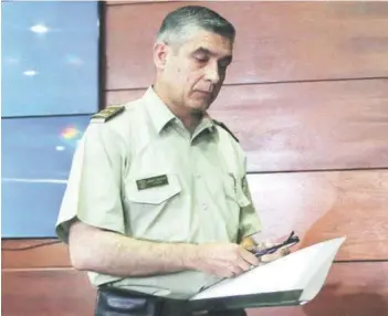  ??  ?? ► El exjefe de Inteligenc­ia de Carabinero­s, general (R) Gonzalo Blu. REACCIONES