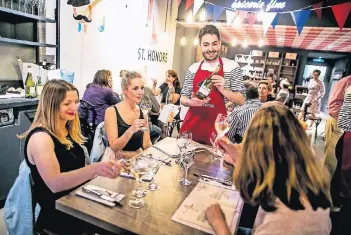  ?? RP-FOTO: ANNE ORTHEN ?? Im Les Halles St. Honoré überzeugt das Essen. Auch die Kellner sind hübsch anzusehen.