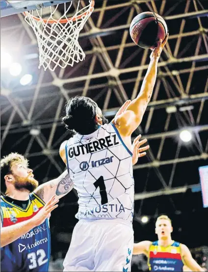  ?? FOTO: ALBERT MARTÍN (ACB PHOTO) ?? Jorge Gutiérrez intenta encestar aro pasado en el partido que el Gipuzkoa Basket disputó en la cancha del Andorra