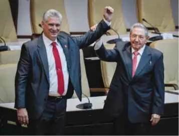  ?? |AP ?? Miguel Díaz-Canel al ser nombrado presidente de Cuba, acompañado por Raúl Castro.