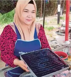  ??  ?? KUIH kerbau guling sebelum digolek ke dalam kelapa parut.