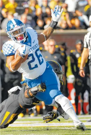  ?? AP PHOTO/CHARLIE RIEDEL ?? Kentucky’s Benny Snell Jr. breaks the tackle of a Missouri defender during the Oct. 27 game in Columbia, Mo.