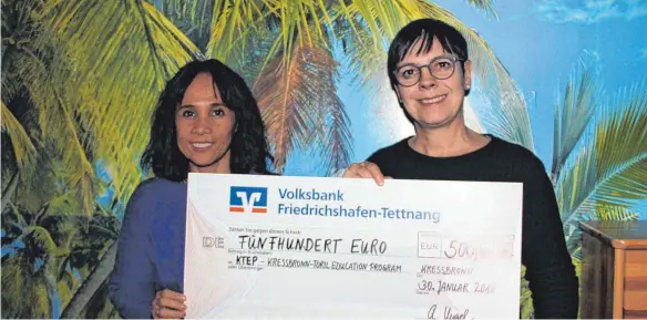  ?? FOTO: LANDFRAUEN TETTNANG ?? Die Landfrauen Tettnang, rechts die Vorsitzend­e Anita Kugel, freuten sich, Aurora Kugel (links) vom Kressbronn-Toril-Education-Program (KTEP) einen 500-Euro-Scheck für die Operation des kleinen Allan übergeben zu können.