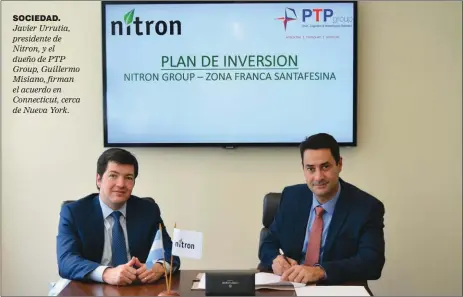  ??  ?? SOCIEDAD. Javier Urrutia, presidente de Nitron, y el dueño de PTP Group, Guillermo Misiano, firman el acuerdo en Connecticu­t, cerca de Nueva York.