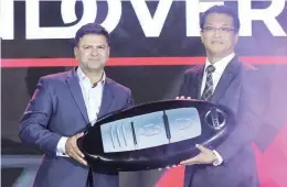  ??  ?? NISSAN HANDOVER – New Nissan Philippine­s, Inc. (NPI) President and Managing Director Atsushi Najima (right) accepts the symbolic key from outgoing NPI President and Managing Director Ramesh Narasimhan at Handover Ceremonies held on April 11, 2019 at Shangri-la Hotel in Bonifacio Global City.