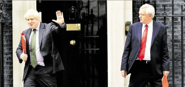  ?? DPA-BILD: FULLER ?? Boris Johnson (links), bisher Außenminis­ter, und David Davis, zurückgetr­etener Brexit-Minister