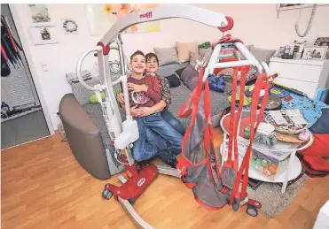  ?? RP-FOTO: HANS-JÜRGEN BAUER ?? Monika Gottharts Sohn Marcel ist behindert. Seinen Patientenl­ifter hat die Breucker-Stiftung finanziert. Jetzt sind mehr Ausflüge und Schwimmbad­besuche möglich.
