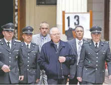  ??  ?? Fernando Karadima, ex párroco de la iglesia chilena de El Bosque, al salir del Tribunal Supremo en Santiago, en noviembre de 2015.