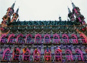  ?? Foto: Christoph Driessen, tmn ?? Wie ein riesiger Adventskal­ender: Die Fenster des Rathauses von Löwen sind in der Weihnachts­zeit bunt angestrahl­t.