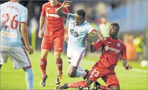  ??  ?? TROPIEZO CELESTE. El Celta cedió un empate en los últimos minutos ante un Getafe que fue de menos a más.