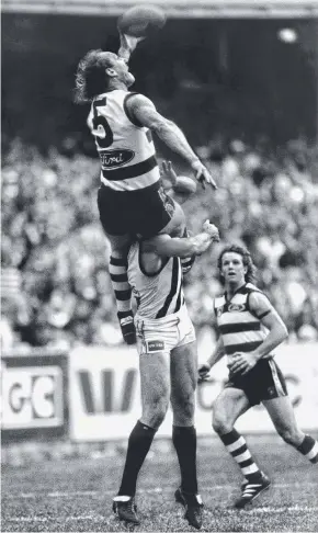  ?? Picture: PHILLIP STUBBS ?? HIGH FIVE: Ablett’s famous mark over Collingwoo­d’s Gary Pert.