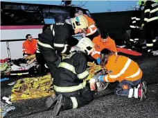  ??  ?? Pomoc hasičů a záchranářů Při páteční tragické nehodě autobusu u Horoměřic, při které se srazil linkový autobus se Škodou Superb, zemřeli tři lidé a 45 jich bylo zraněno.