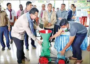  ?? SUPPLIED ?? Agricultur­e minister Dith Tina (left) during a recent agricultur­al fair.