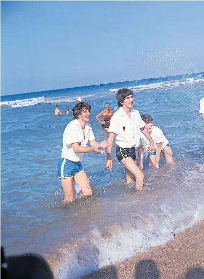  ?? Bettmann Archive ?? Als Bands noch gemeinsam Urlaub machten (und sich dabei fotografie­ren ließen): The Beatles 1964 in Miami Beach, Florida.